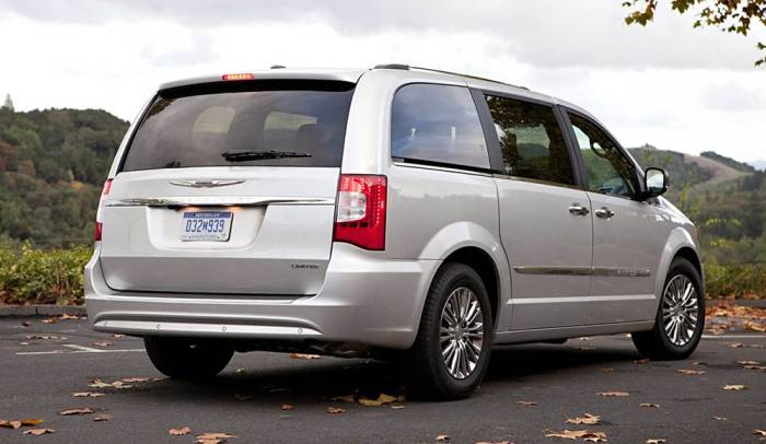 Вид Chrysler Voyager V Рестайлинг сзади Chrysler Voyager V Рестайлинг сзади