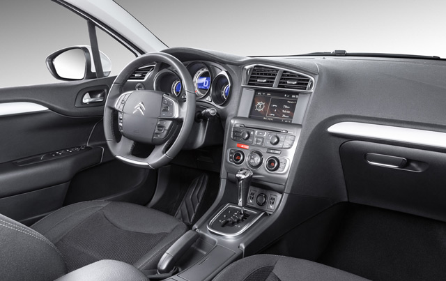 Салон автомобиля Citroen C4 Качественные материалы и мягкий пластик – этим вас порадует салон автомобиля Citroen C4
