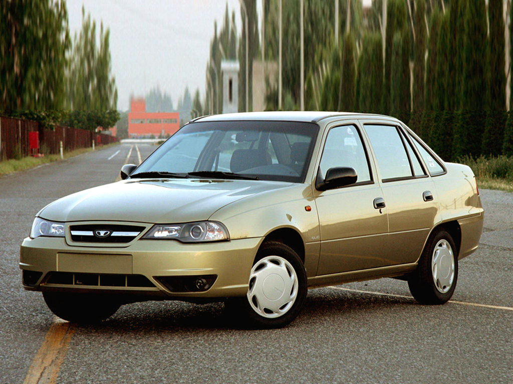 Daewoo Nexia в золотом цвете Daewoo Nexia