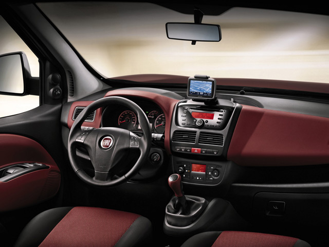 Салон Fiat Doblo Салон Fiat Doblo оснащён всем необходимым для комфортной поездки всей семьёй