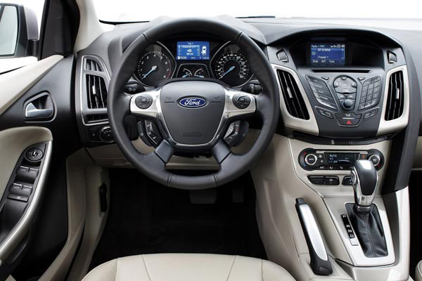 Салон автомобиля Ford Focus Салон автомобиля Ford Focus можно сравнить с кабиной самолёта