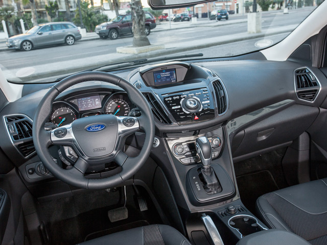 Ford Kuga салон Ford Kuga может похвастаться наличием экзотических элементов в салоне