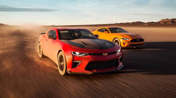 Езда на Ford Mustang и Chevrolet Camaro Ford Mustang и Chevrolet Camaro