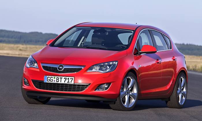 Хэтчбек Opel Astra на трассе Хэтчбек Opel Astra на трассе