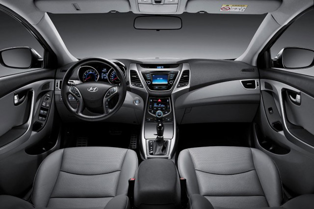 В салоне Hyundai Elantra В салоне Hyundai Elantra пассажиры не будут чувствовать себя в тесноте