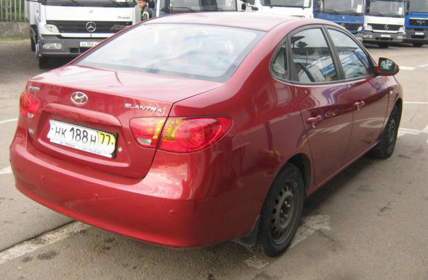 Автомобиль Hyundai Elantra: вид сзади Автомобиль Hyundai Elantra: вид сзади