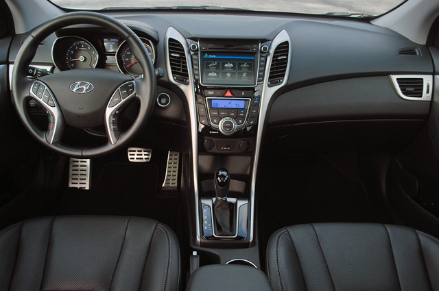 Салон автомобиля Hyundai i30 Салон автомобиля Hyundai i30