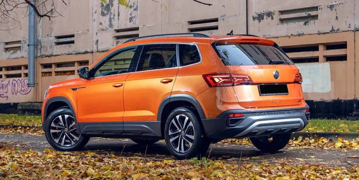 Вид Volkswagen Taos сзади Кроссовер Volkswagen Taos сзади