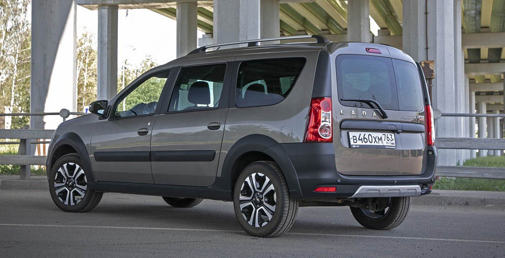Вид Lada Largus Cross сзади Lada Largus Cross сзади