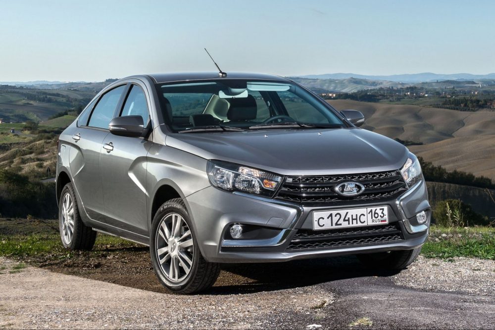 Лада Веста в серебристом цвете Lada Vesta