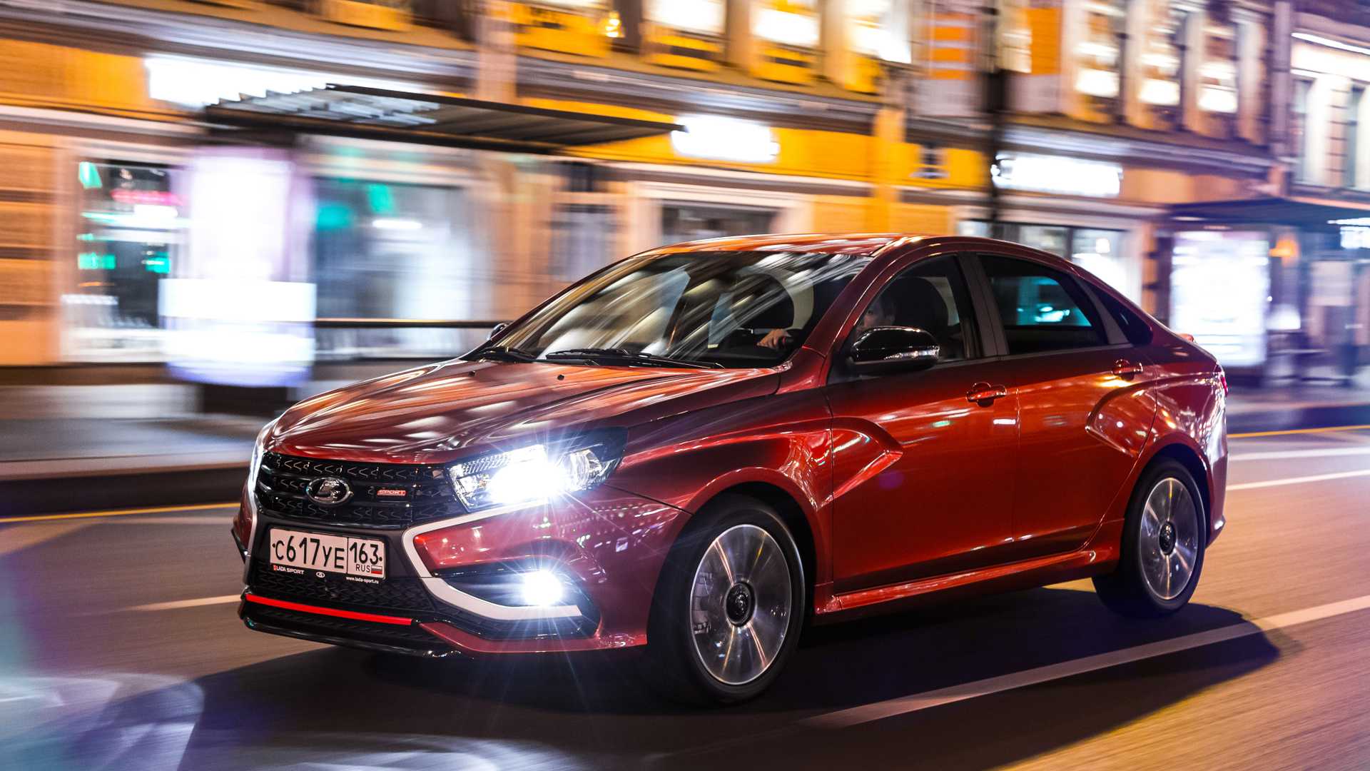 Седан Лада Веста оранжевого цвета Lada Vesta