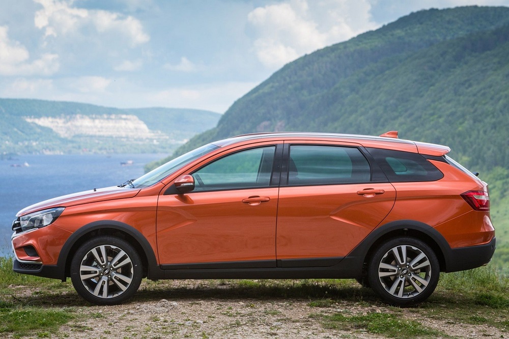 LADA Vesta SW Cross в оранжевом цвете LADA Vesta SW Cross