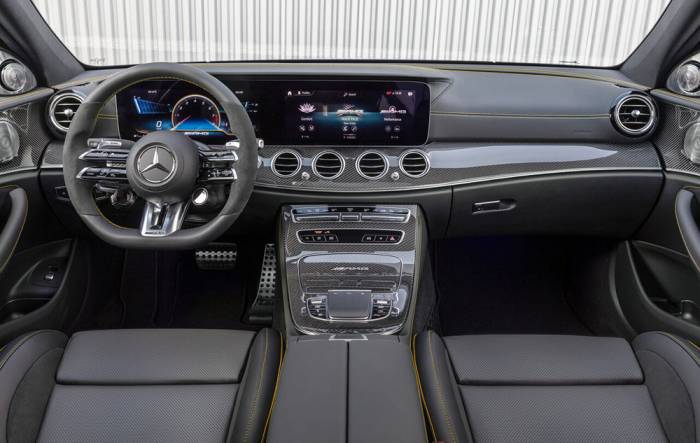 Салон Mercedes-Benz E63 AMG Mercedes-Benz E63 AMG внутри