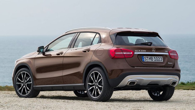 Автомобиль Мерседес GLA: вид сзади Автомобиль Мерседес GLA: вид сзади