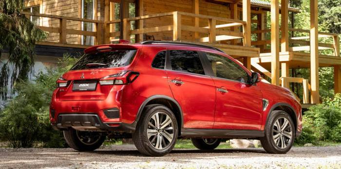 Вид Mitsubishi ASX сзади Mitsubishi ASX сзади