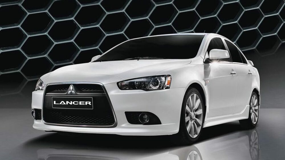 Mitsubishi Lancer в белом цвете Mitsubishi Lancer