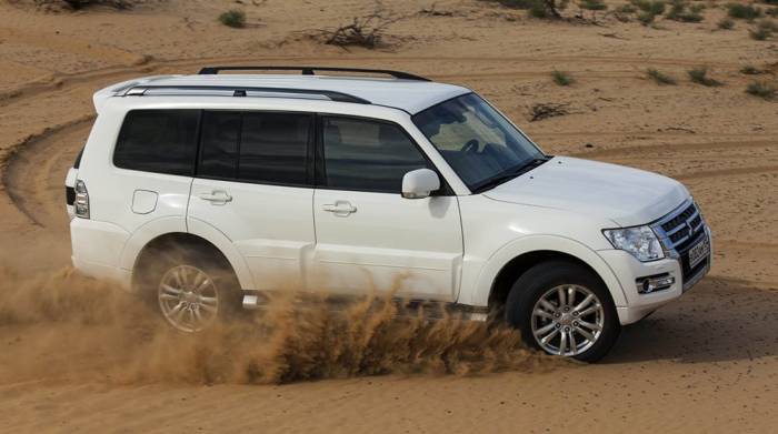 Езда на Mitsubishi Pajero Mitsubishi Pajero на дороге