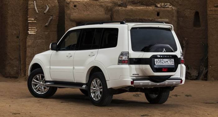 Вид Mitsubishi Pajero сзади Mitsubishi Pajero сзади