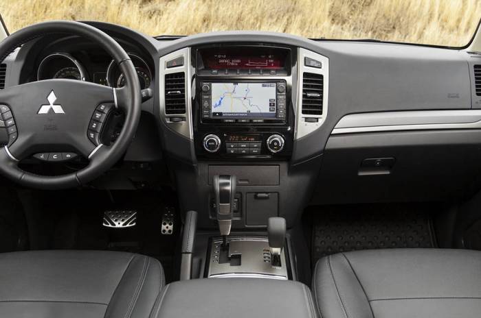 Экстерьер Mitsubishi Pajero Mitsubishi Pajero внутри