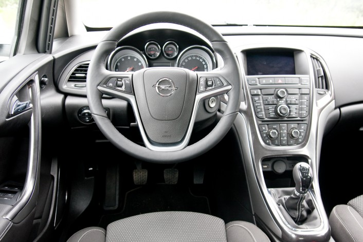 В салоне автомобиля Opel Astra В салоне автомобиля Opel Astra