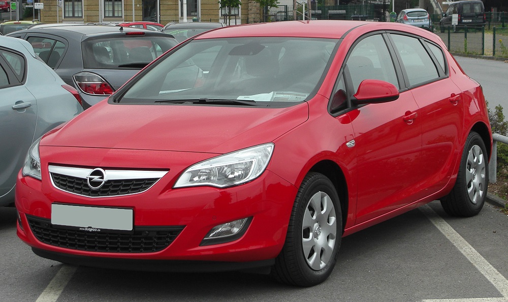 Opel Astra в красном цвете Opel Astra