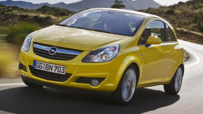 Езда на Opel Corsa Opel Corsa на дороге