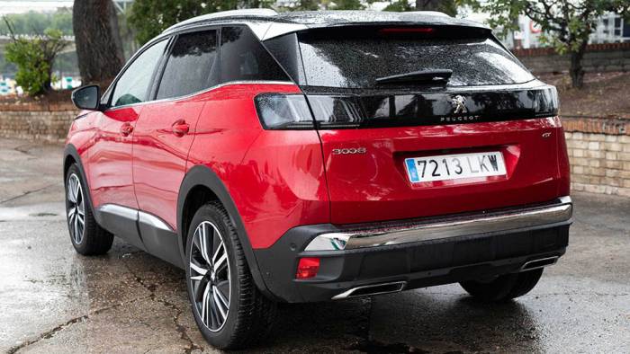 Вид Peugeot 3008 сзади Peugeot 3008 сзади