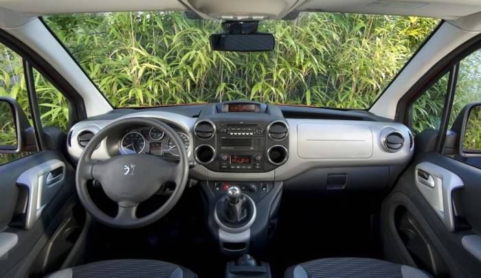 Интерьер Peugeot Partner II Peugeot Partner II внутри