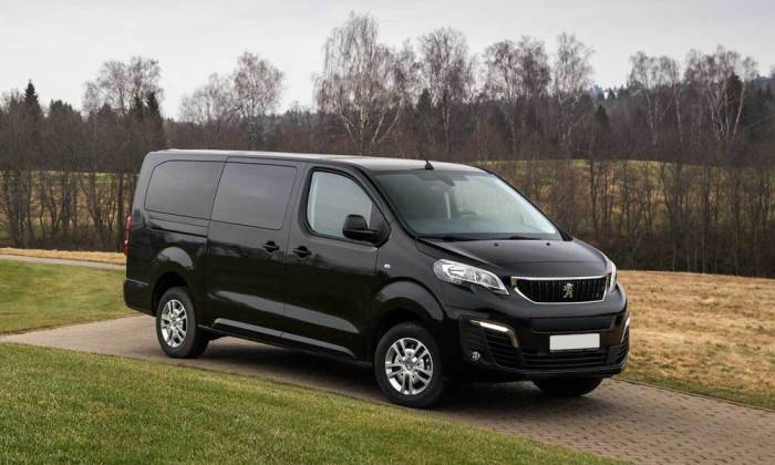 Вид Peugeot Traveller спереди Peugeot Traveller спереди