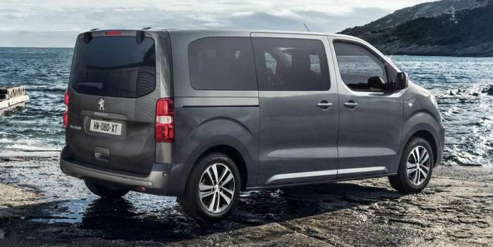 Вид Peugeot Traveller сзади Peugeot Traveller сзади
