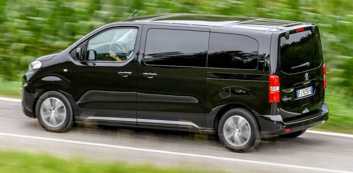Вид Peugeot Traveller сзади Peugeot Traveller сзади