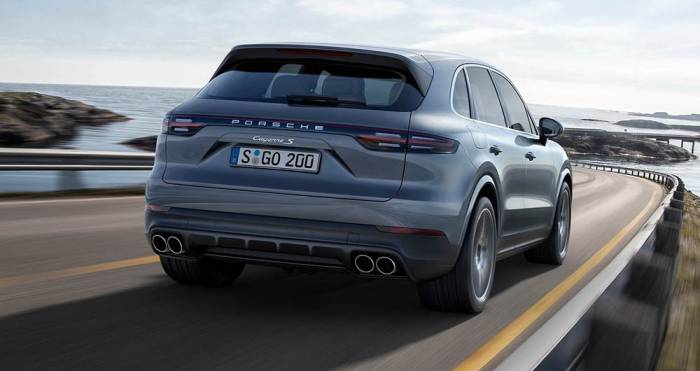 Вид Porsche Cayenne сзади Porsche Cayenne сзади