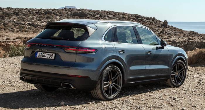 Вид Porsche Cayenne сзади Porsche Cayenne сзади