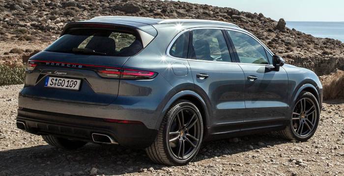 Вид Porsche Cayenne сзади Porsche Cayenne сзади