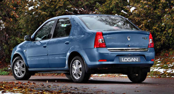 Автомобиль Renault Logan: вид сзади Автомобиль Renault Logan: вид сзади