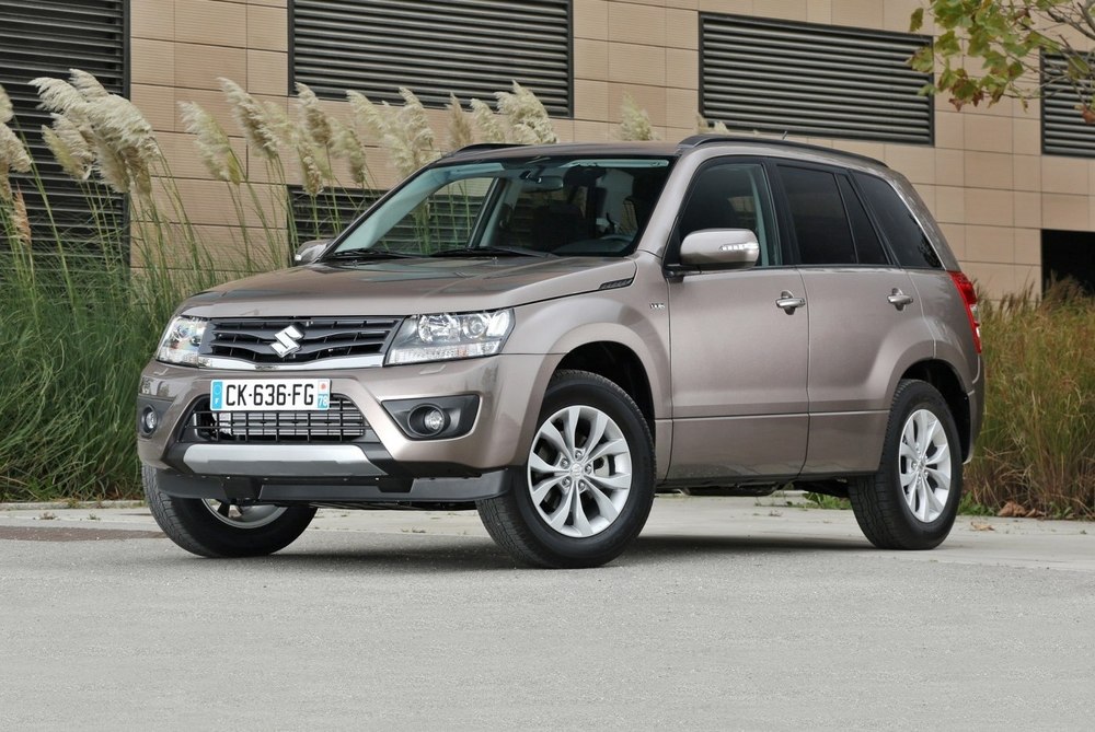 Suzuki Grand Vitara в сером цвете Suzuki Grand Vitara