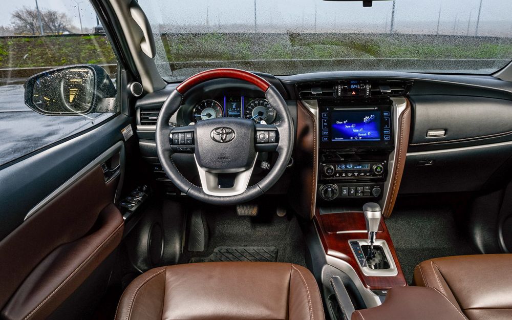 Интерьер Toyota Fortuner Салон Toyota Fortuner