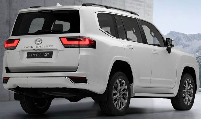 Вид Toyota Land Cruiser сзади Toyota Land Cruiser сзади