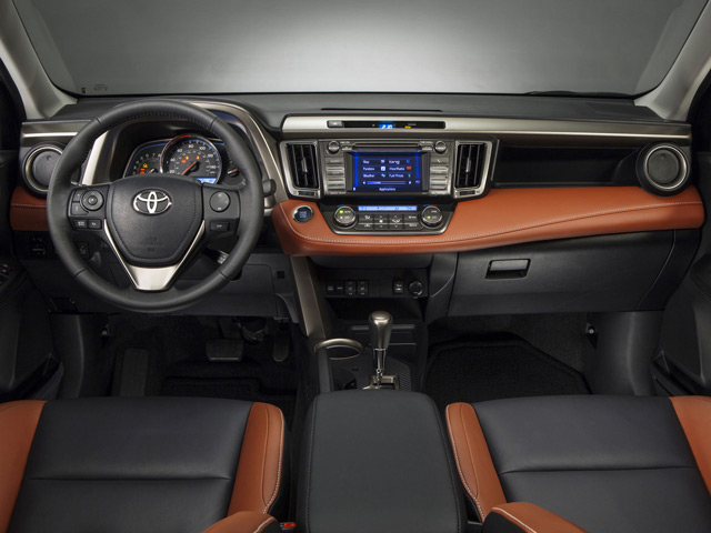 В салоне автомобиля Toyota RAV4 В салоне автомобиля Toyota RAV4
