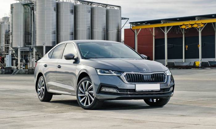 Вид Skoda Octavia спереди