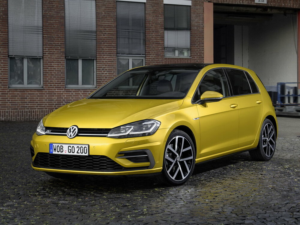 Желтый Volkswagen Golf Volkswagen Golf желтый