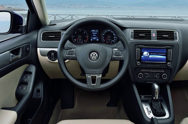 Салон Volkswagen Jetta Салон Volkswagen Jetta порадует вас качеством отделки и удобными элементами управления