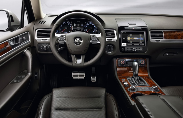 Volkswagen Touareg салон Volkswagen Touareg может похвастаться дорогим и изысканным салоном